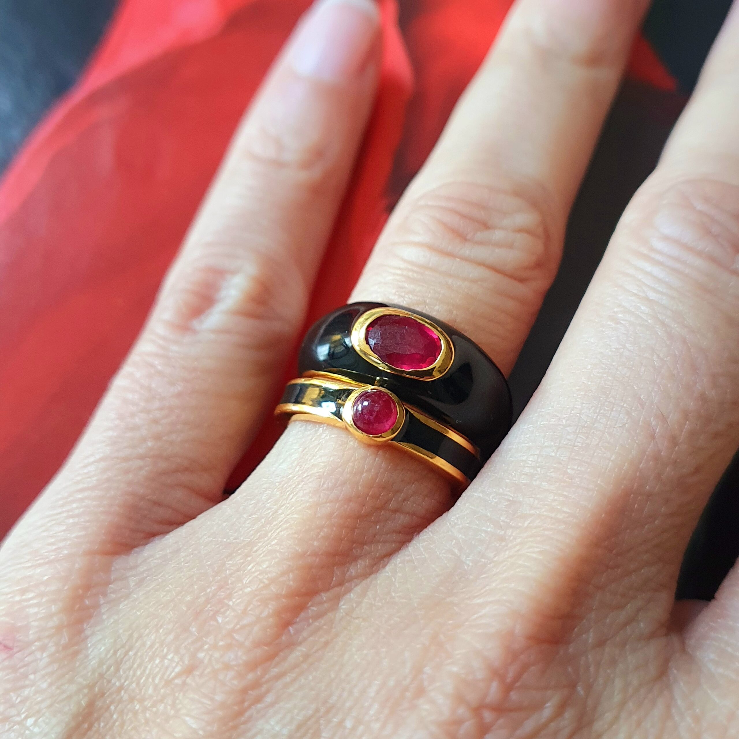 Bague fine émail noir et bague Leinie rubis