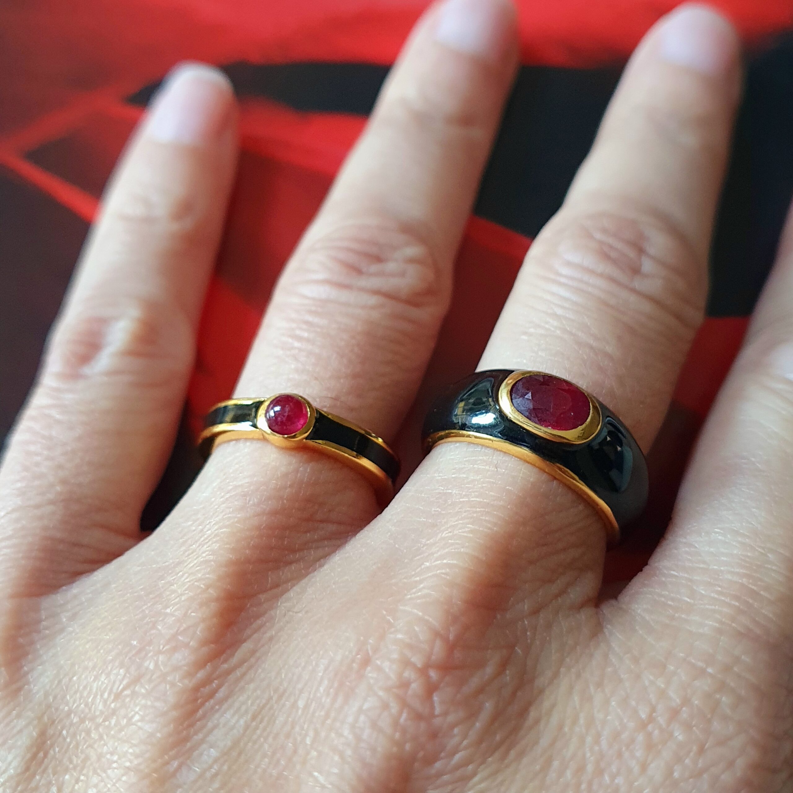 Bague fine émail noir et bague Leinie rubis