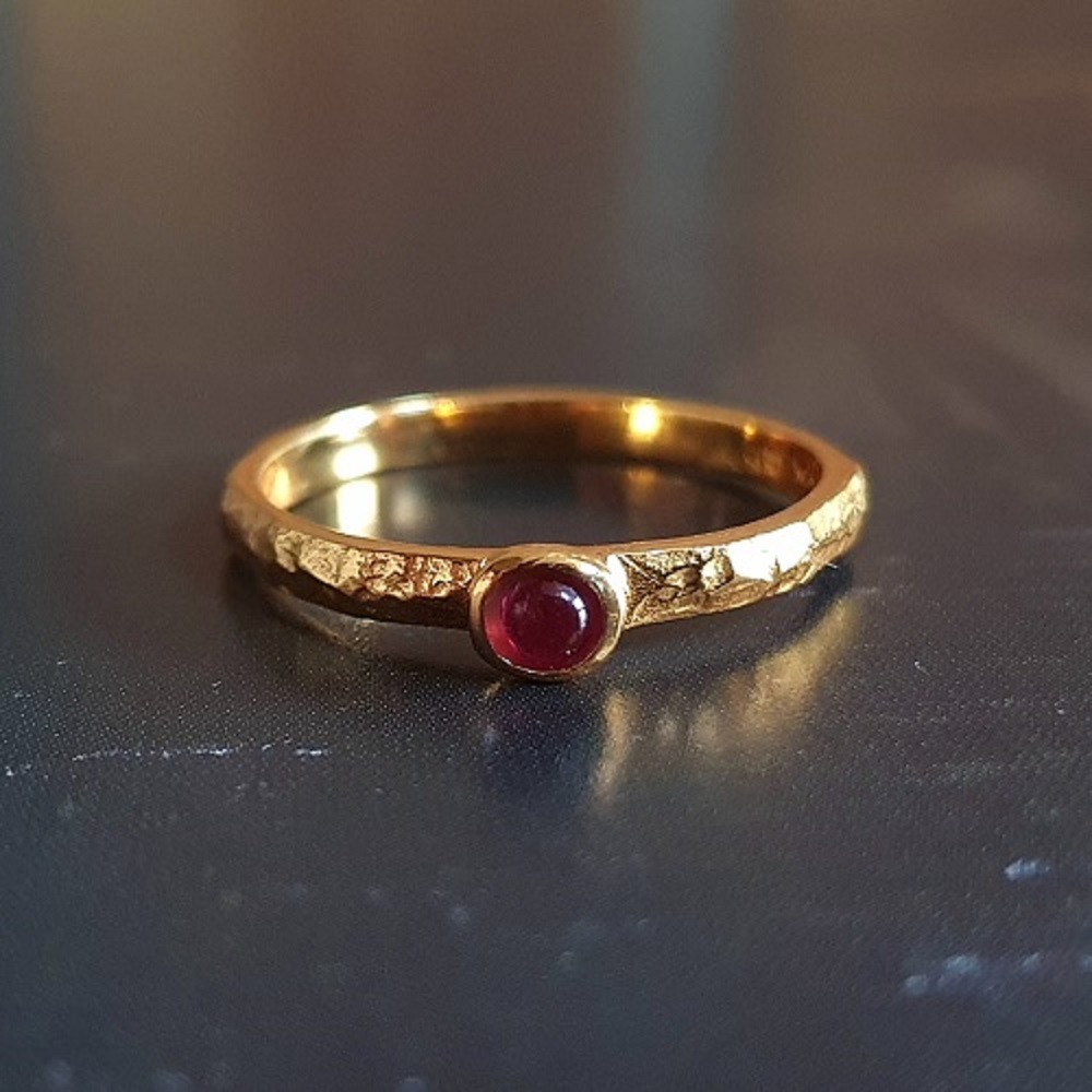 Bague martelée rubis
