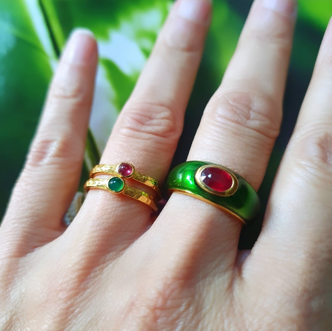 Bague Leinie émail vert, bague martelée émeraude et bague martelée rubis