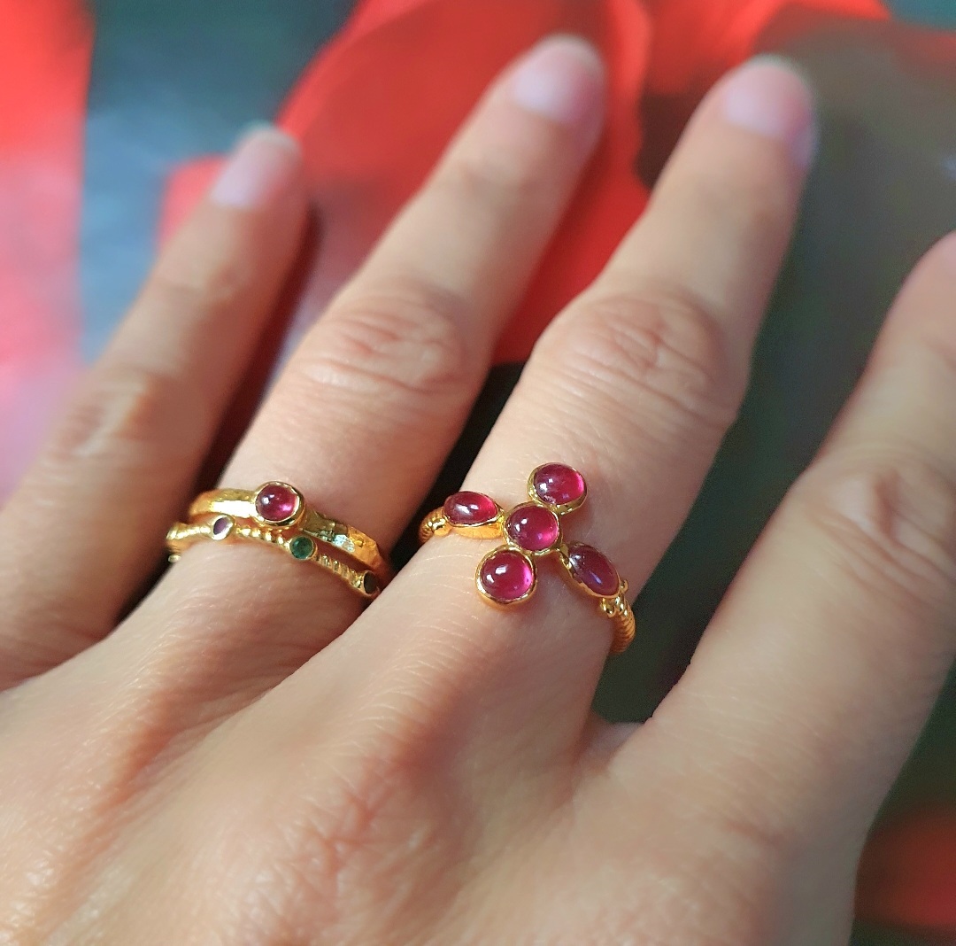 Bague croix rubis, bague martelée rubis, bague Victoria
