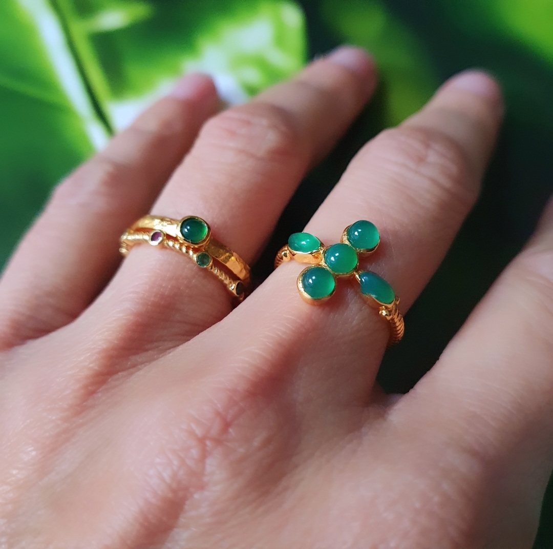 Bague croix émeraude, bague martelée émeraude, bague Victoria