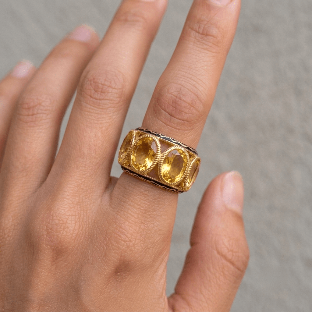 Bague Hera Citrine en argent 925 plaqué or 22 carats, sertie de citrines naturelles et émail noir. Bijou artisanal fait main en petite série, élégant et intemporel signé Leinie