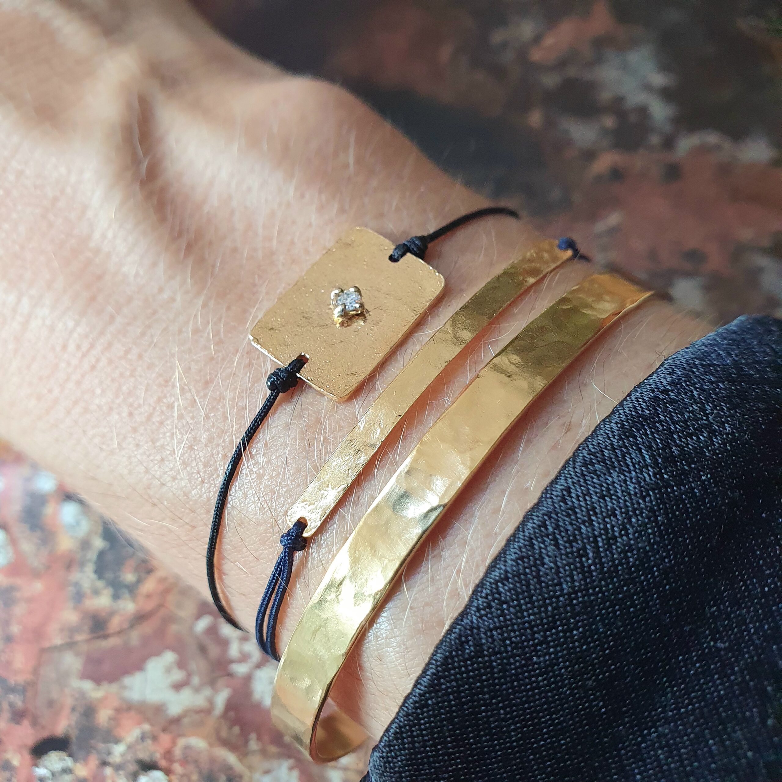 Bracelet Infini topaze, bangle martelé 5 mm, bracelet barrette cordon marine