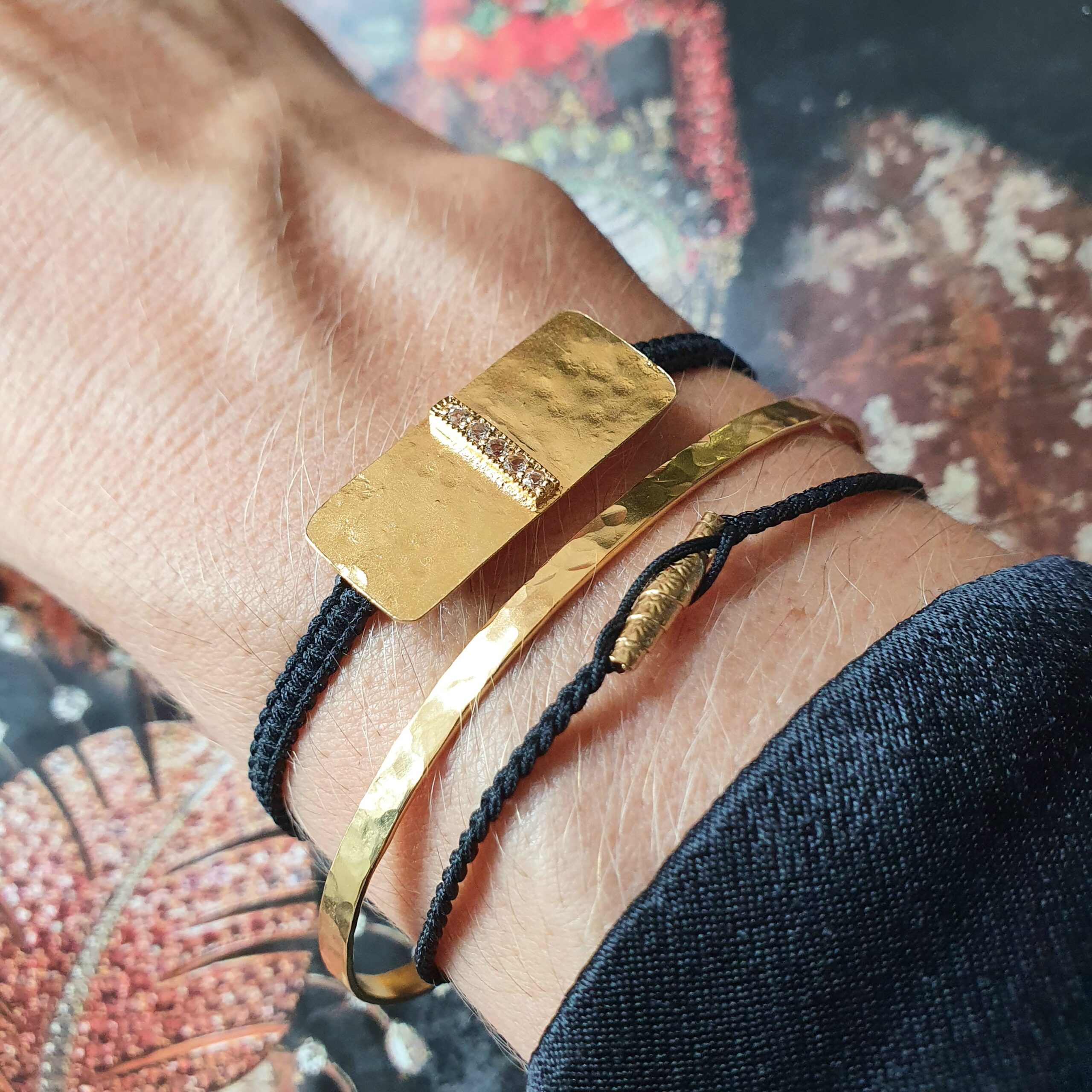 Bracelet Adèle, bangle martelé 2,5 mm, bracelet pépite cordon noir
