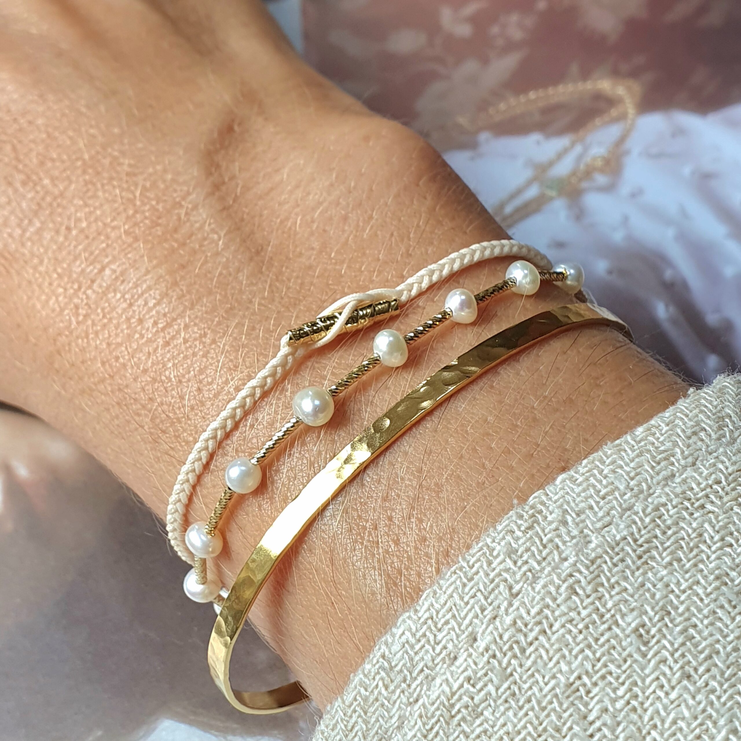 Bracelet tube perle, bracelet pépite cordon beige, bangle martelé 2,5 mm