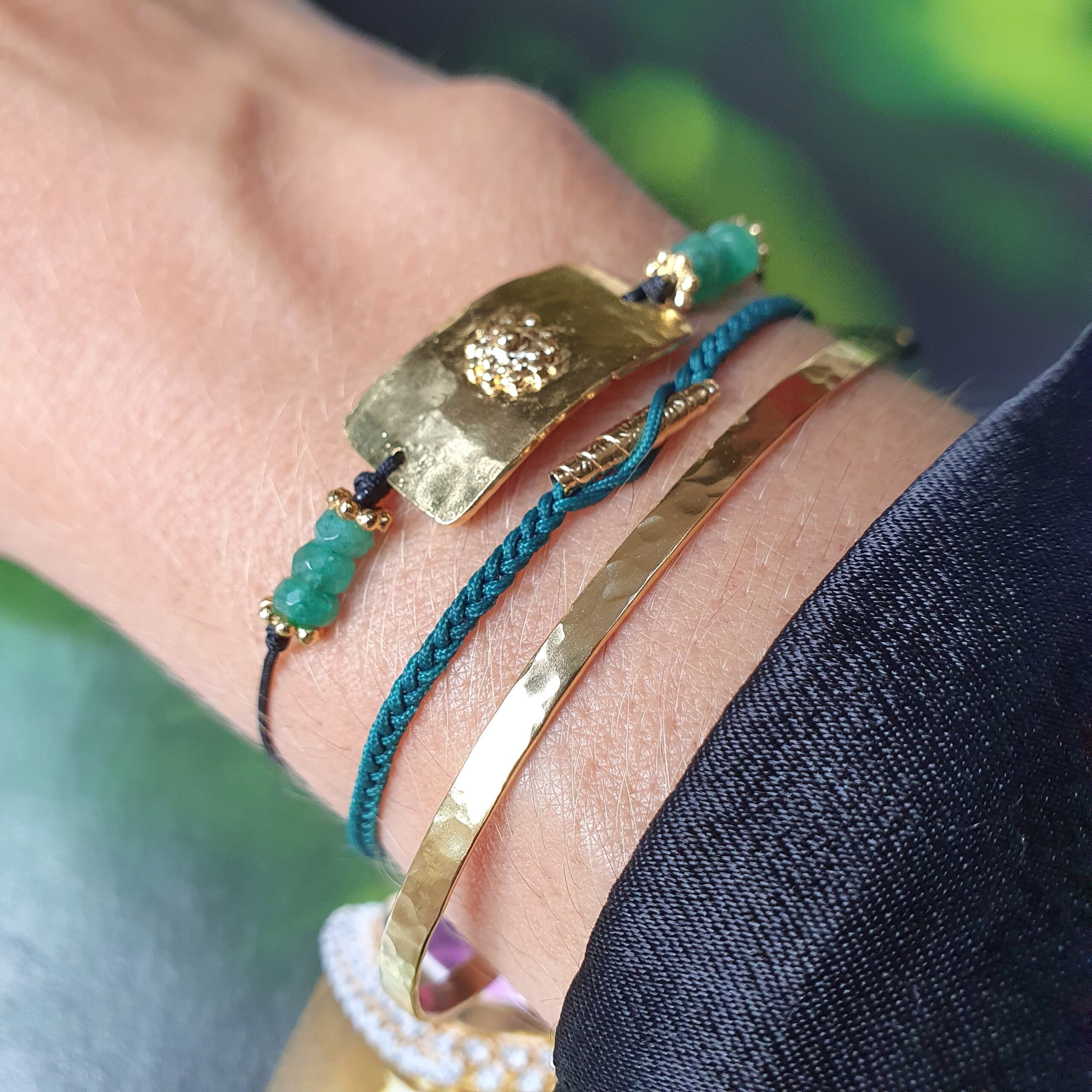 Bracelet médaille émeraude, bracelet pépite cordon vert, bangle martelé 2,5 mm