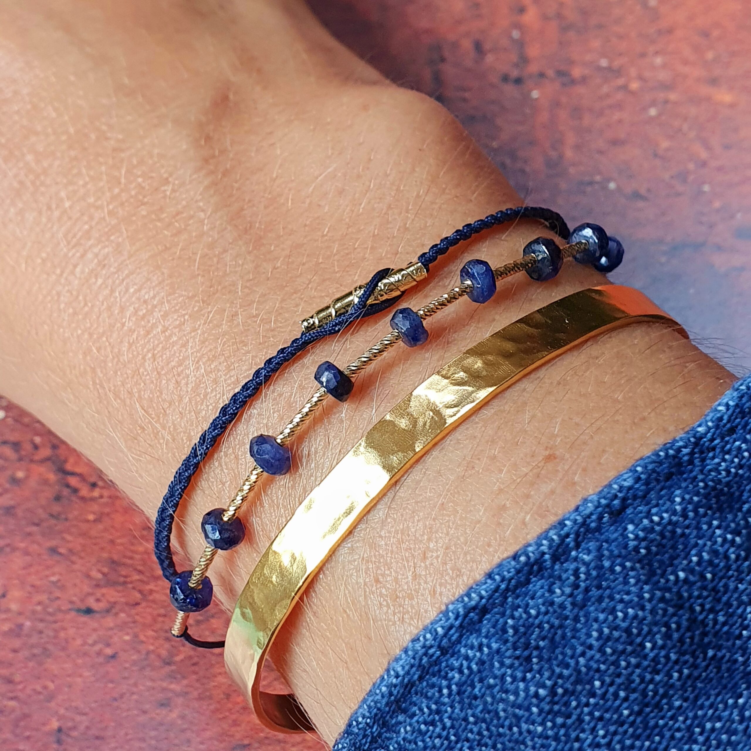 Bracelet pépite cordon marine, bracelet tube saphir bleu, bangle martelé 5 mm