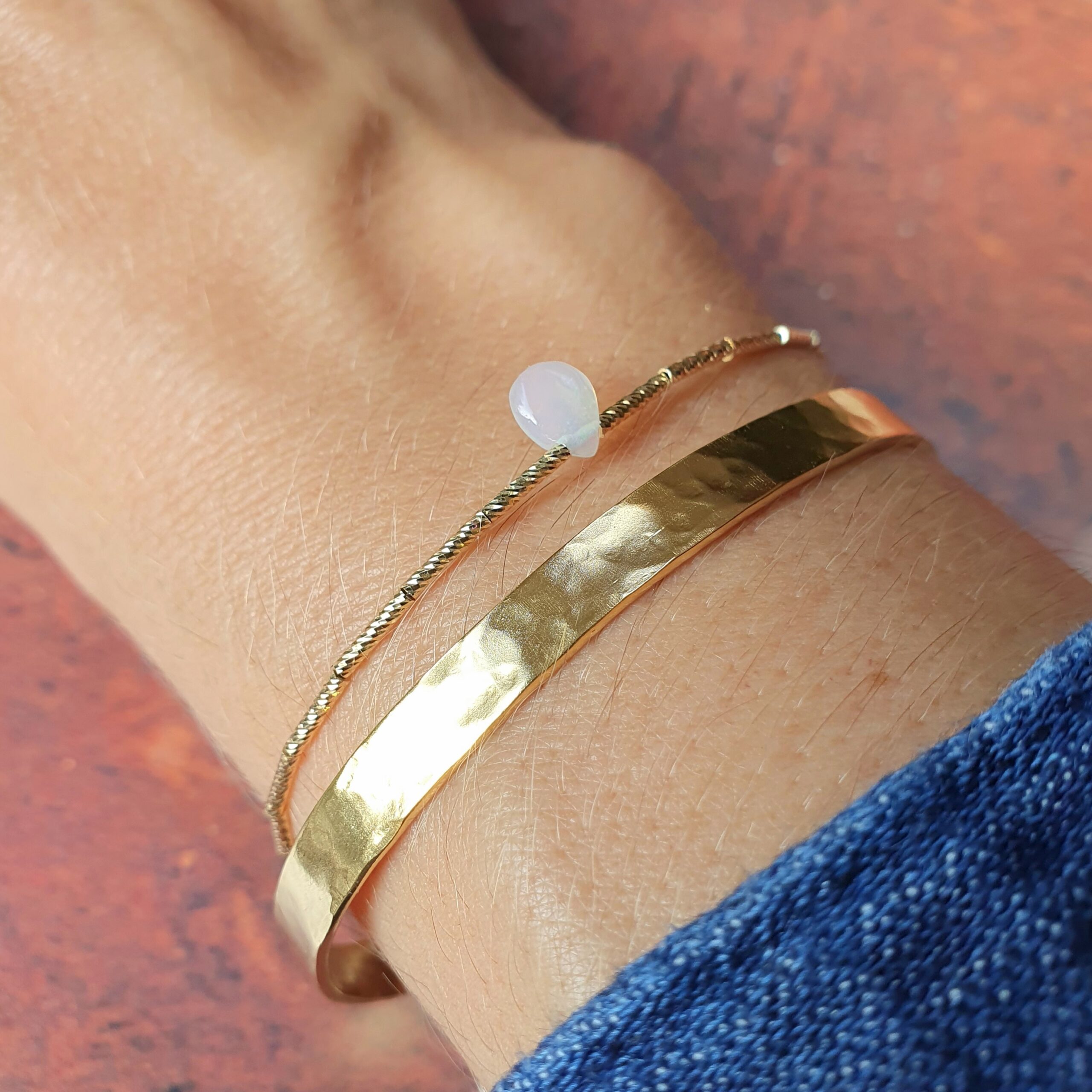 Bracelet tube opale, bangle martelé 5 mm