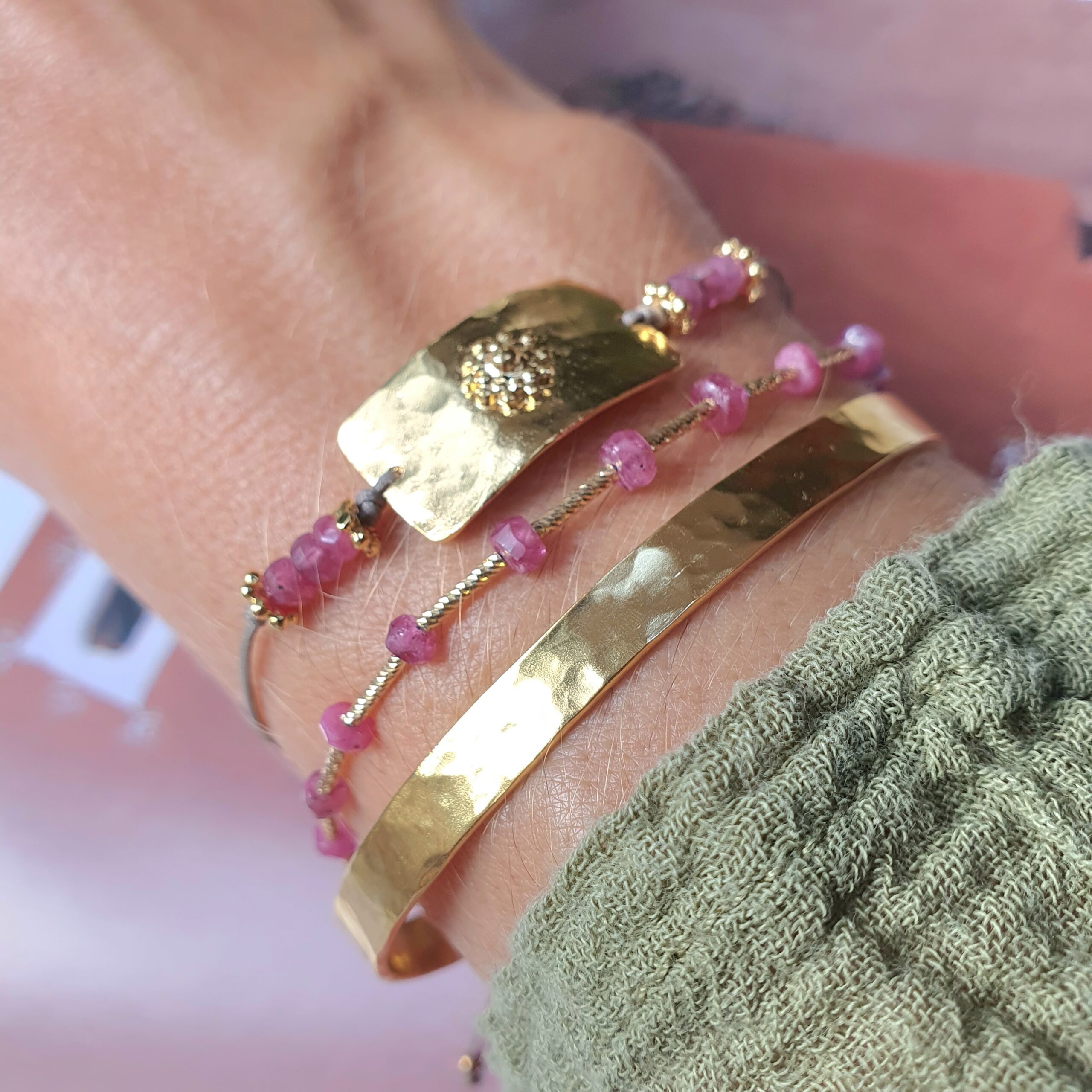 Bracelet médaille rubis rose, bracelet tube rubis rose, bangle martelé 5 mm