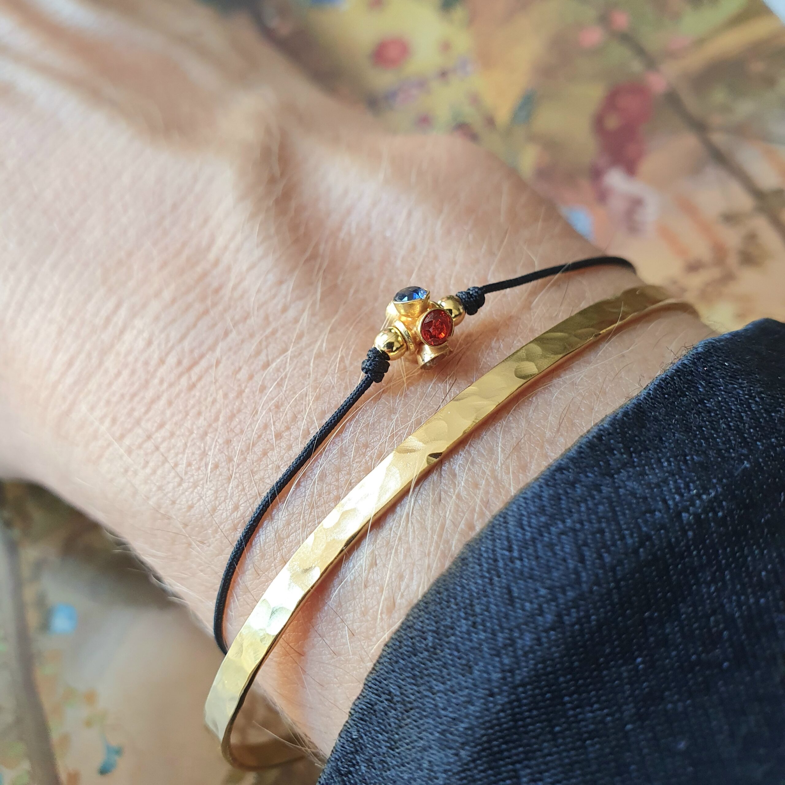 Bracelet charm rainbow et bangle martelé 2,5 mm