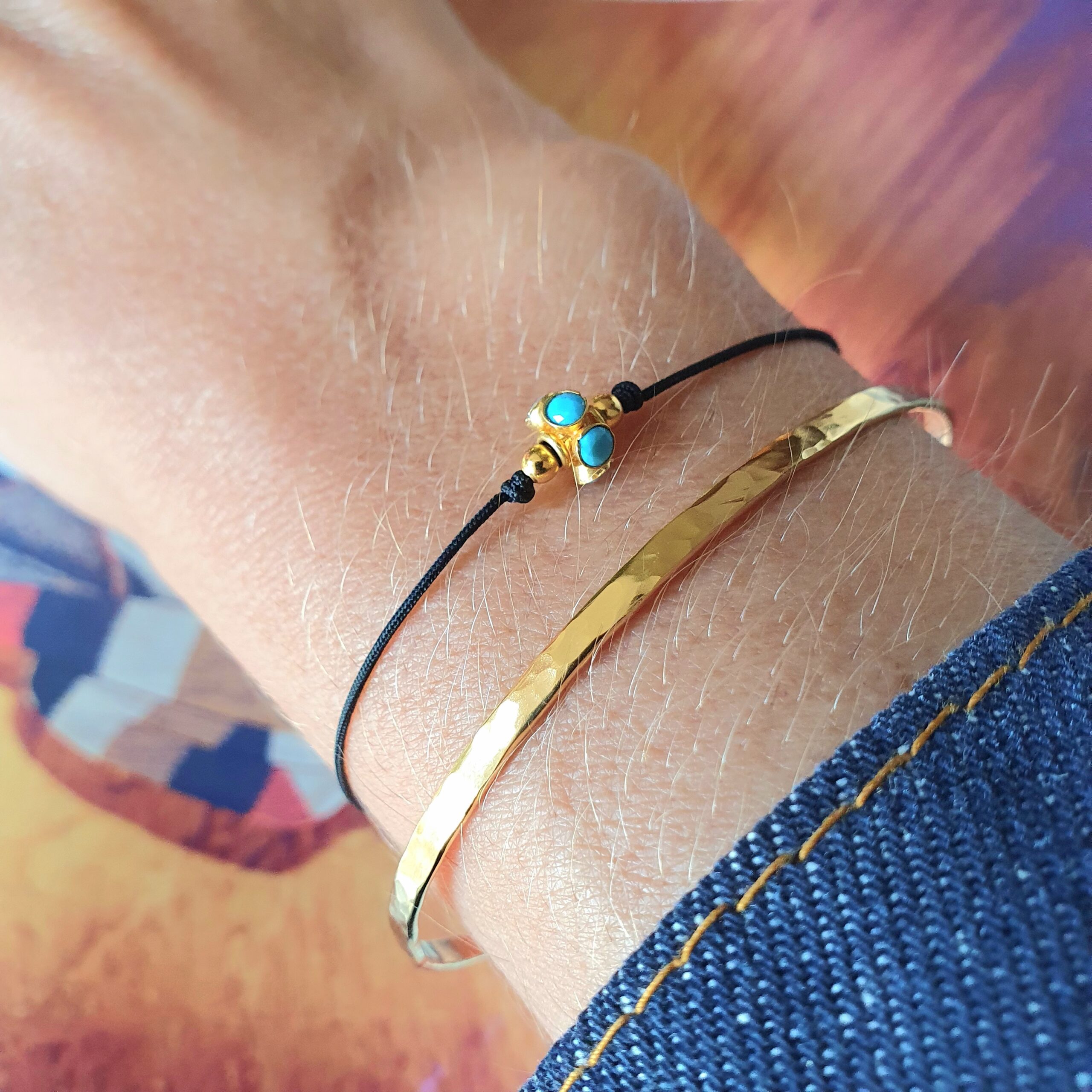 Bracelet charm turquoise et bangle martelé 2,5 mm