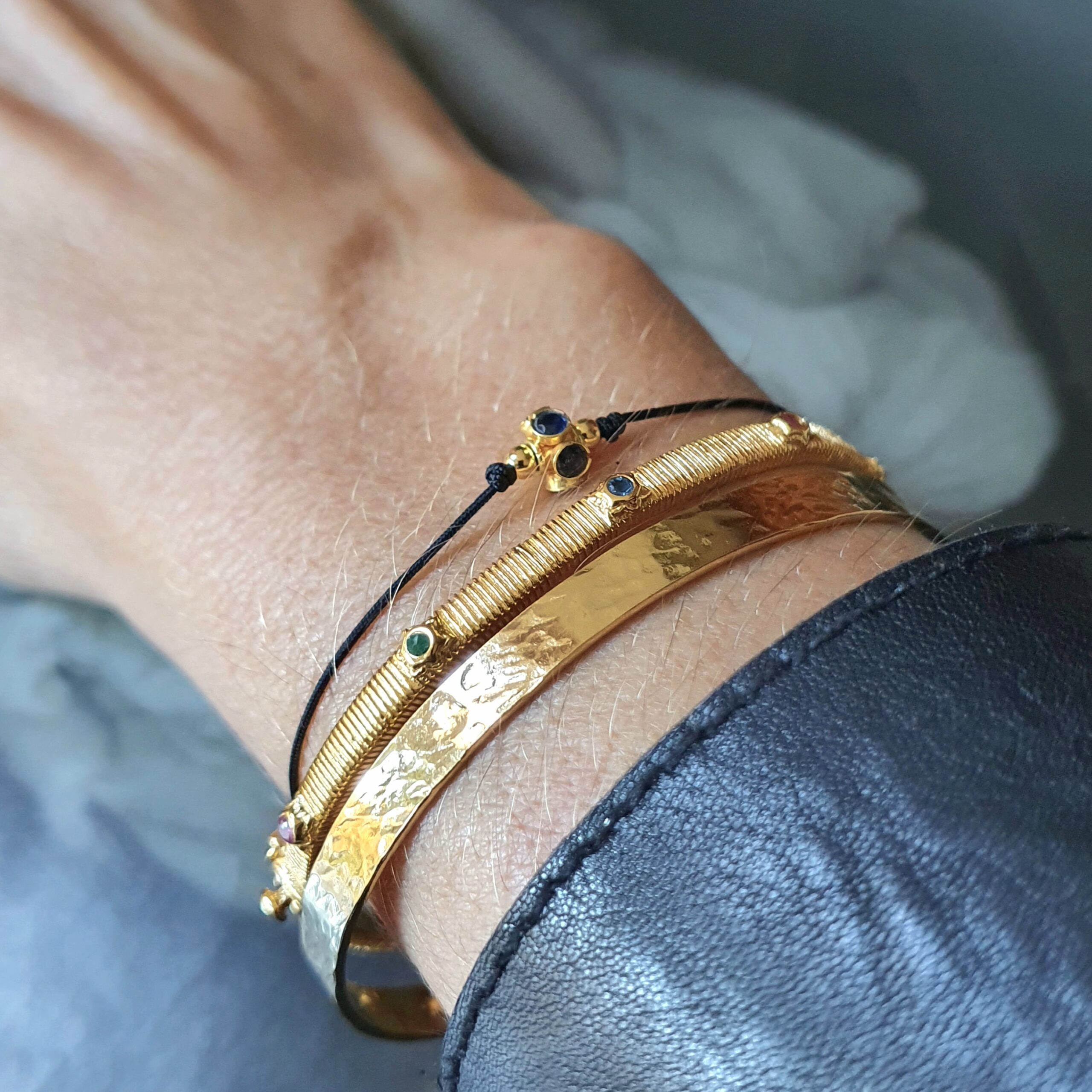 Bangle martelé 5 mm, bangle Victoria, bracelet charm saphir