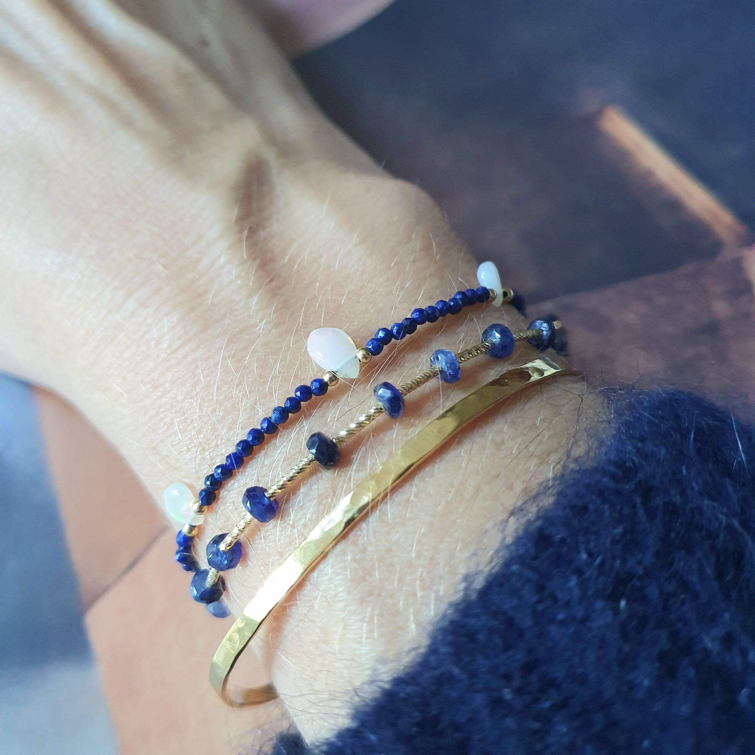 Bracelet lapis et opales, bracelet tube saphir bleu, bangle martelé 2,5 mm
