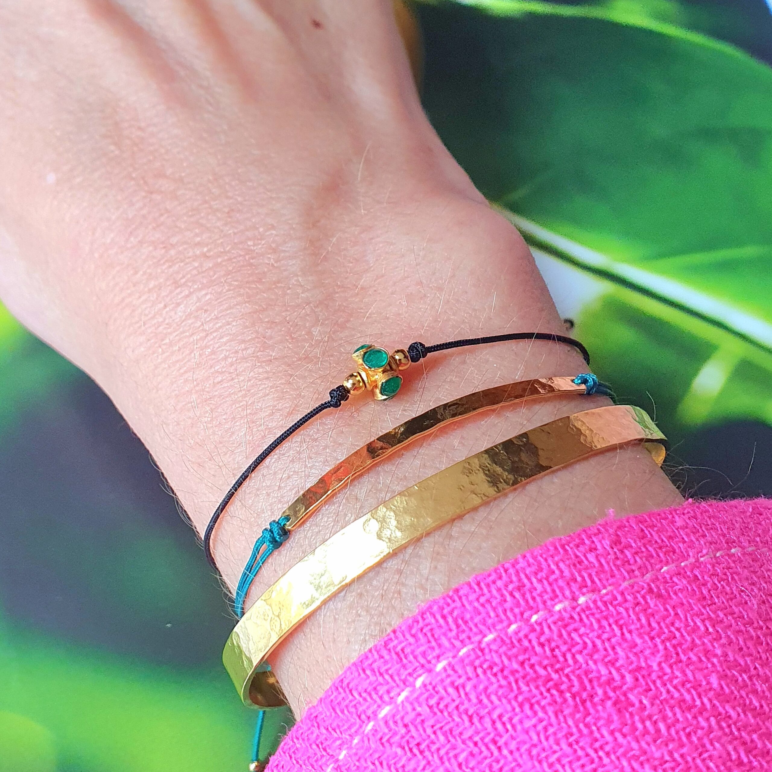 Bracelet charm émeraude, bracelet barrette cordon vert et bangle martelé 5 mm