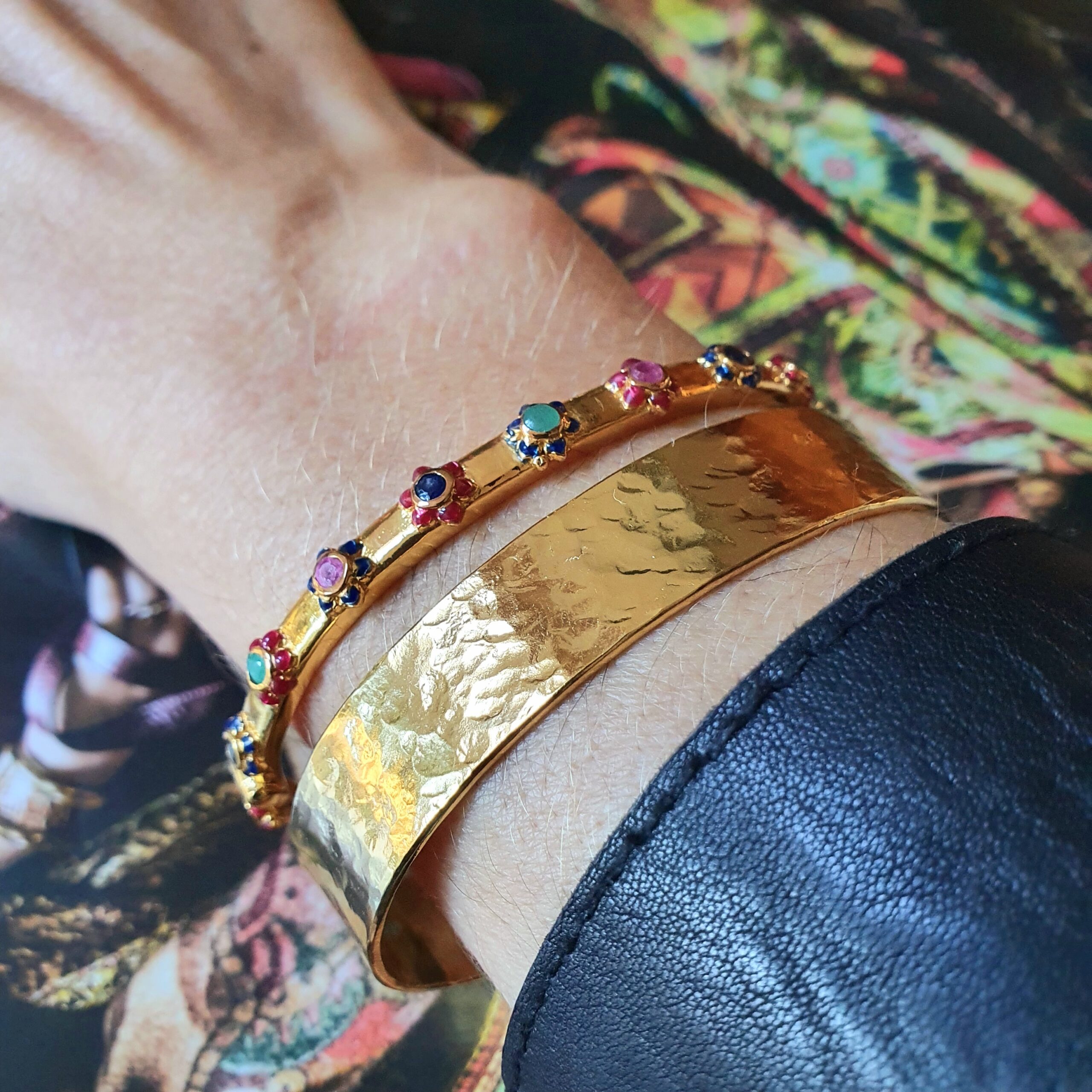 Bangle fleurs multicolores et bangle martelé 12 mm