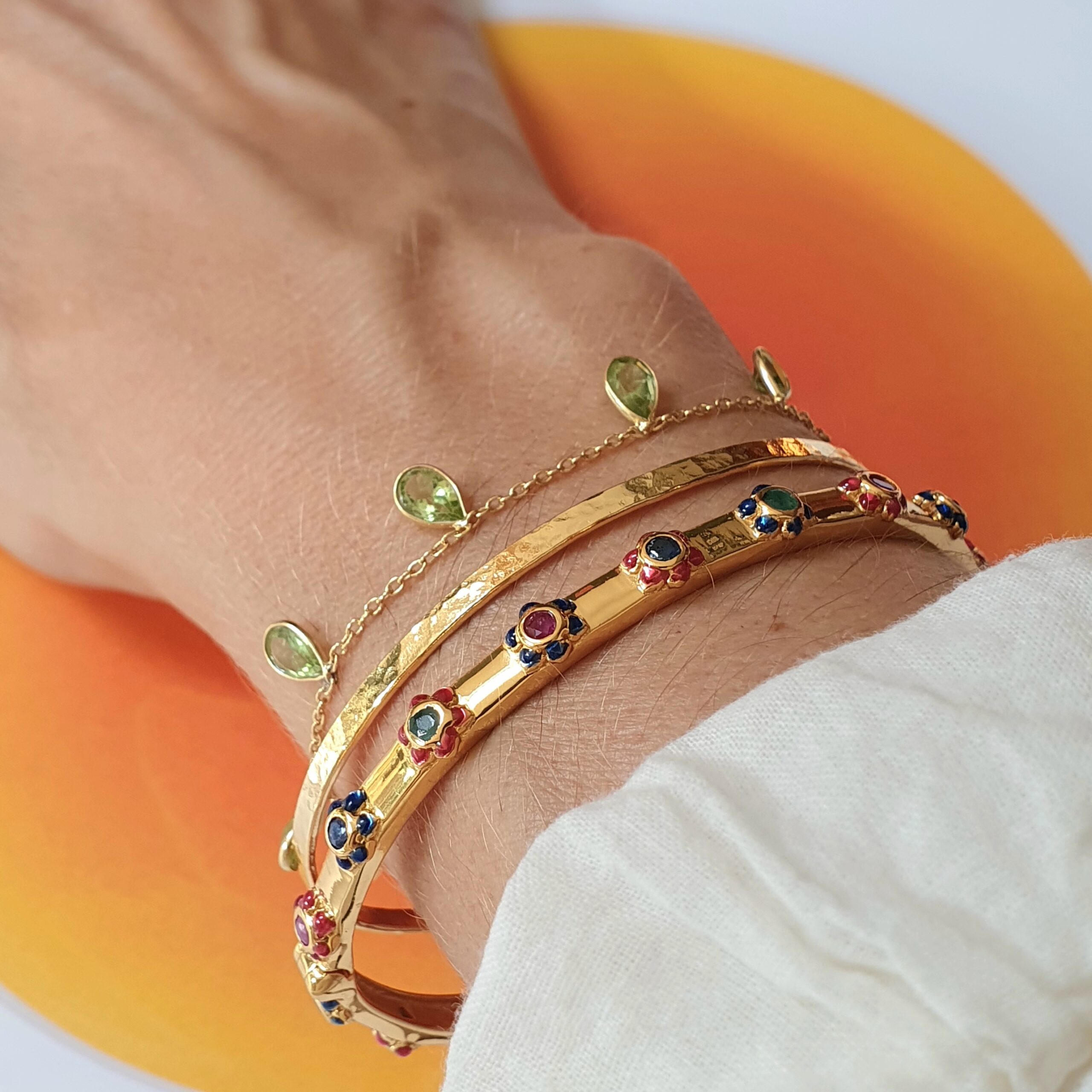 Bracelet pampilles péridot, bangle fleurs multicolores, bangle martelé 2,5 mm