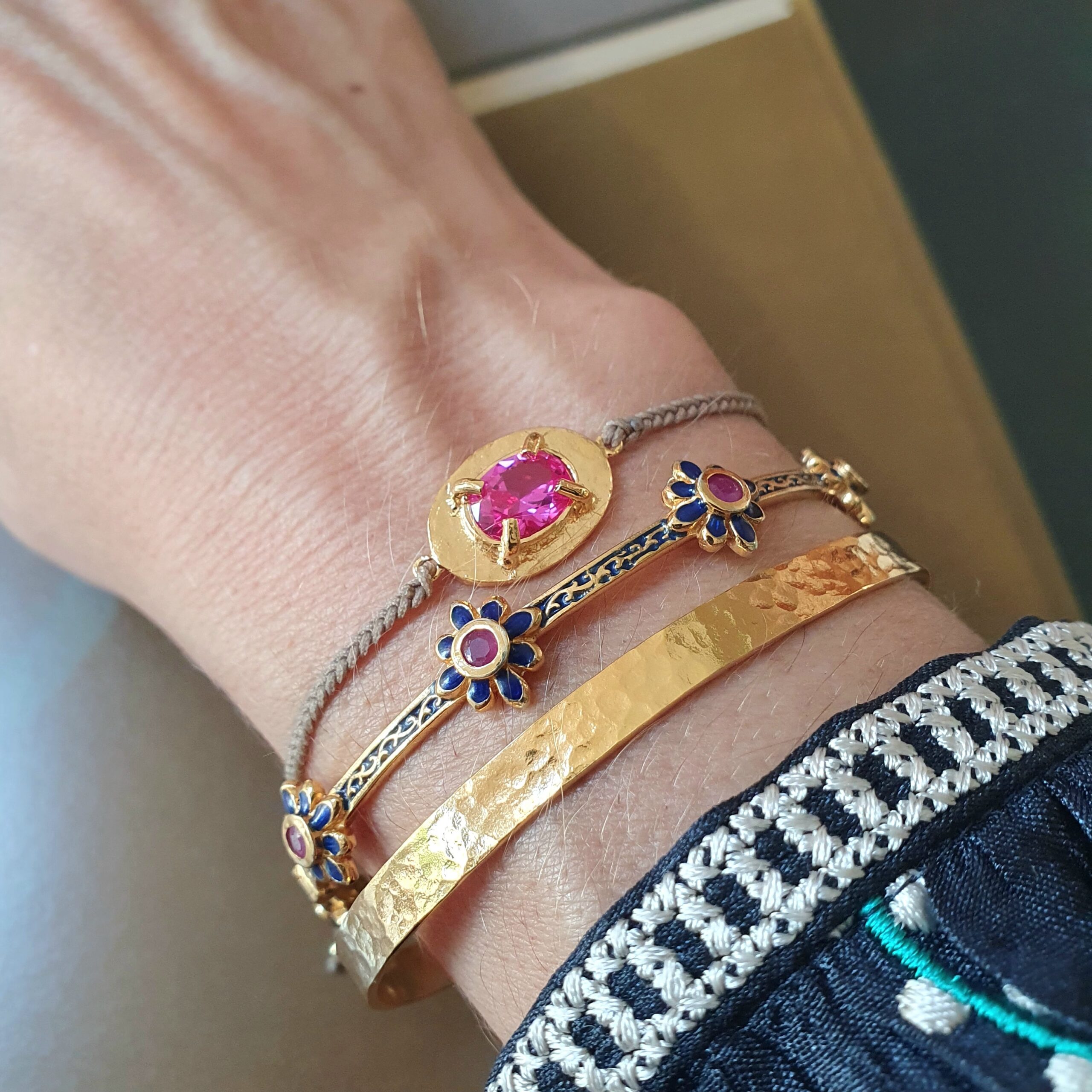 Bracelet Talisman topaze rose, bangle martelé 5 mm, bangle 6 fleurs rubis
