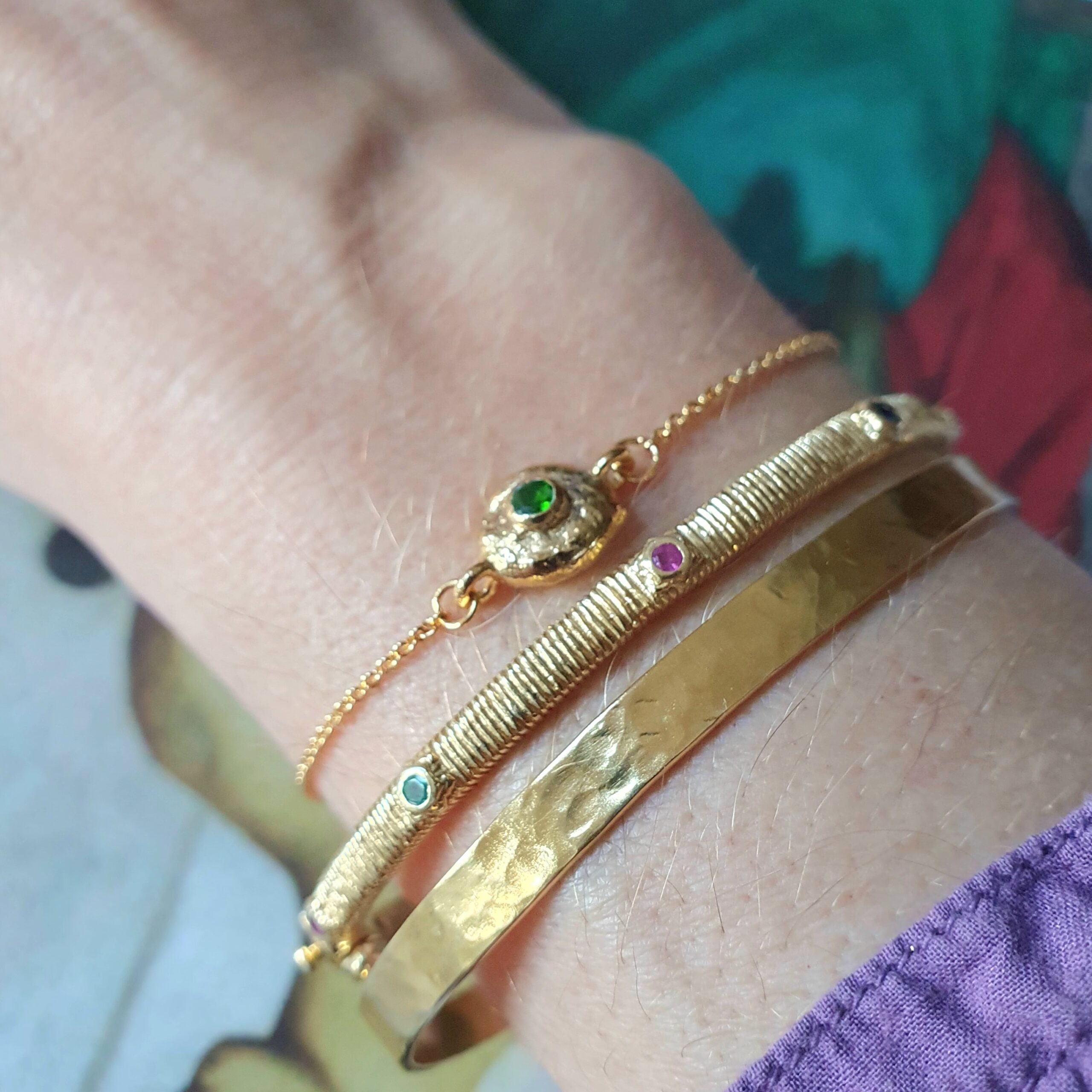 Bracelet pépite tourmaline, bangle Victoria et bangle martelé 5 mm