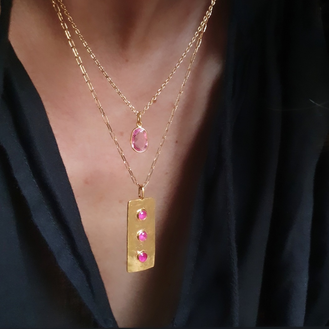 Collier médaille 3 rubis et collier saphir rose