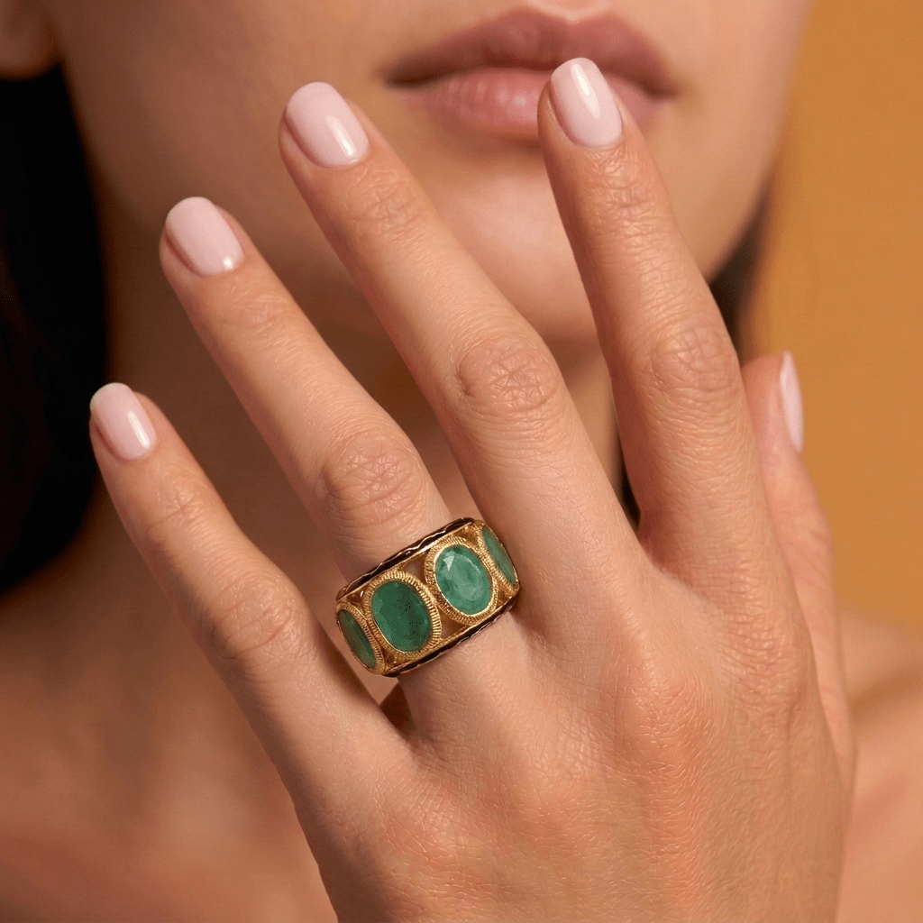 Bague Hera émeraude en argent 925 plaqué or 22k, pierres précieuses et émail noir. Bijou artisanal imaginé en France, élégant, unique, intemporel et précieux signé Leinie