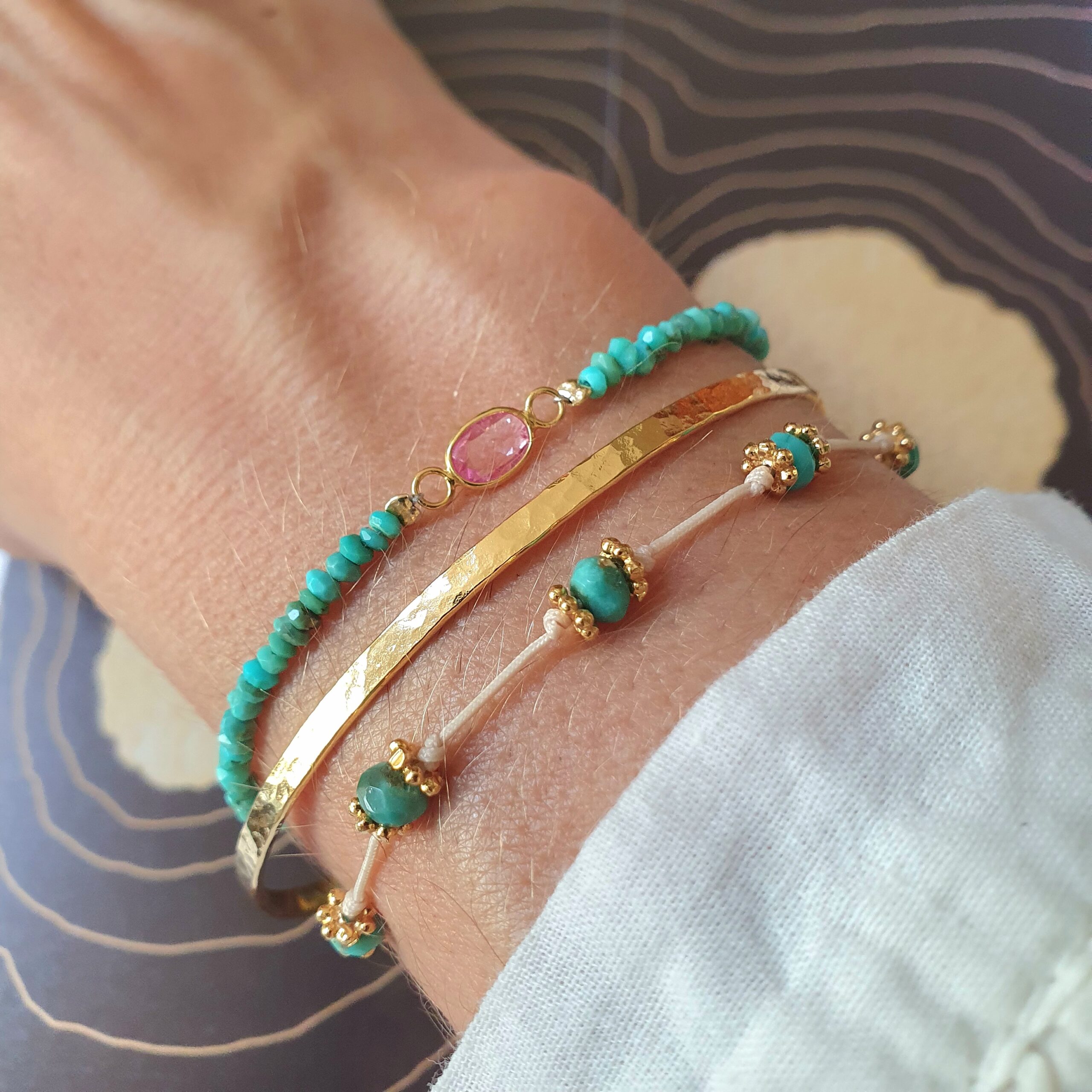 Bracelet turquoise saphir, bracelet Maya turquoise, bangle martelé 2,5 mm