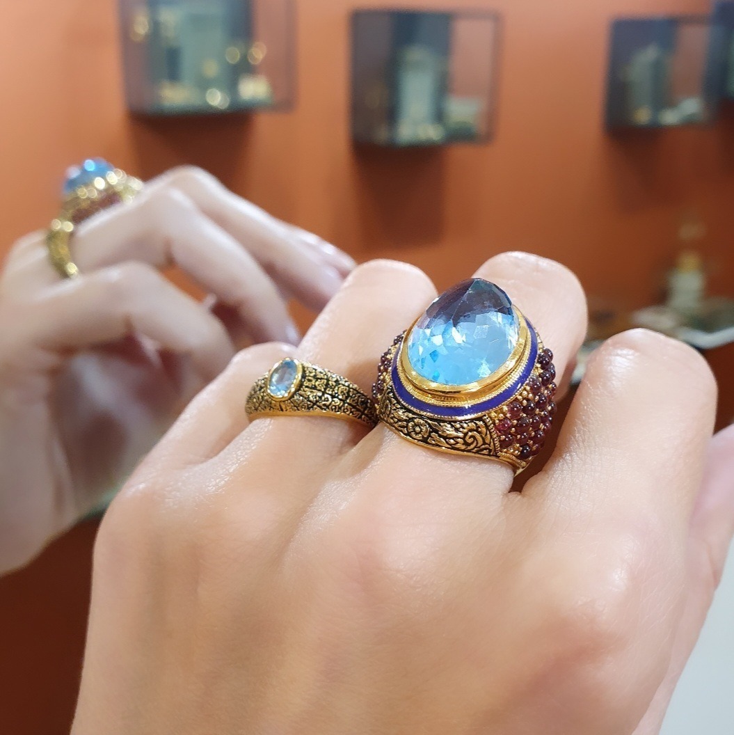 Bague grenat topaze bleue et bague chevalière topaze