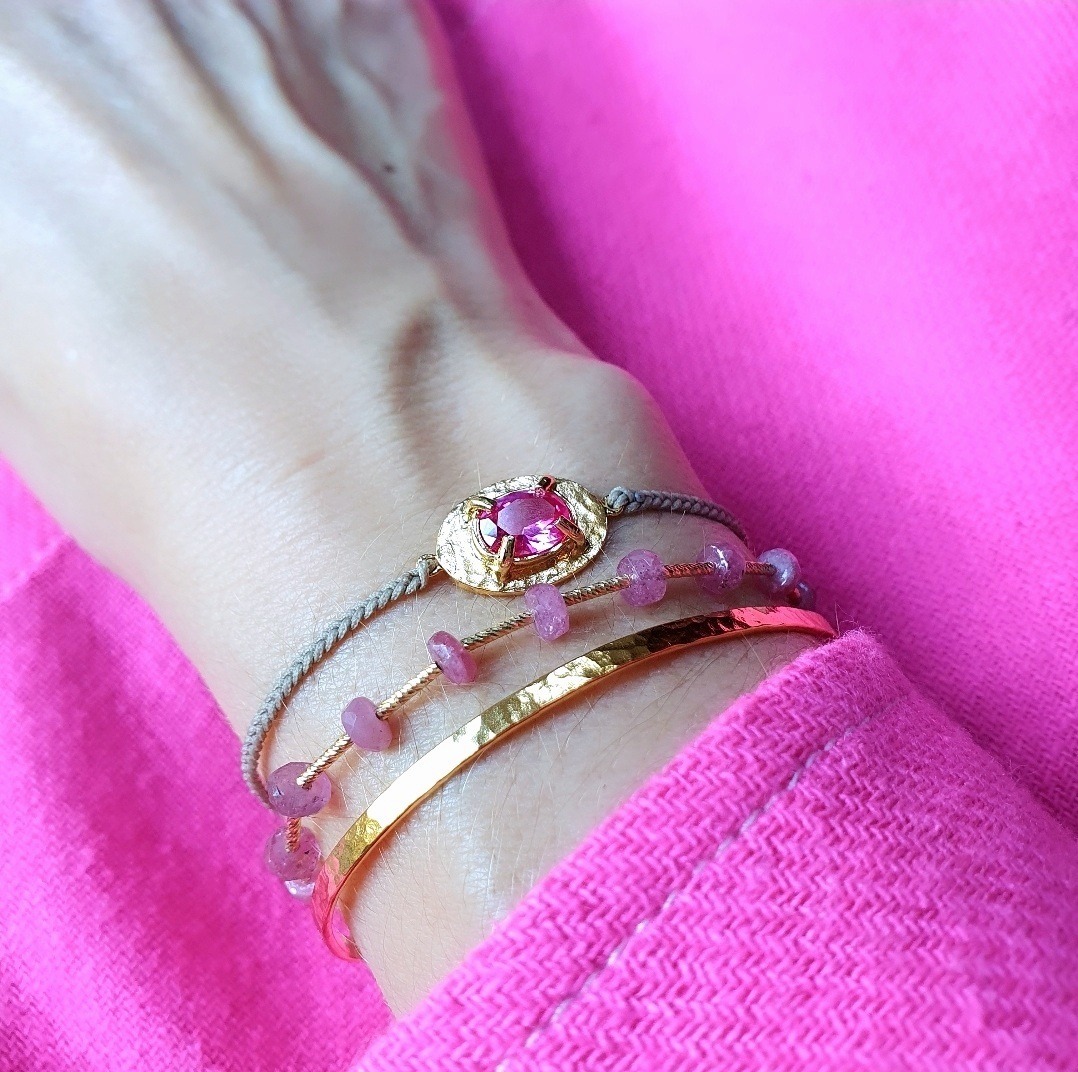 Bracelet talisman topaze rose, bracelet tube rubis rose et bangle martelé 2,5 mm