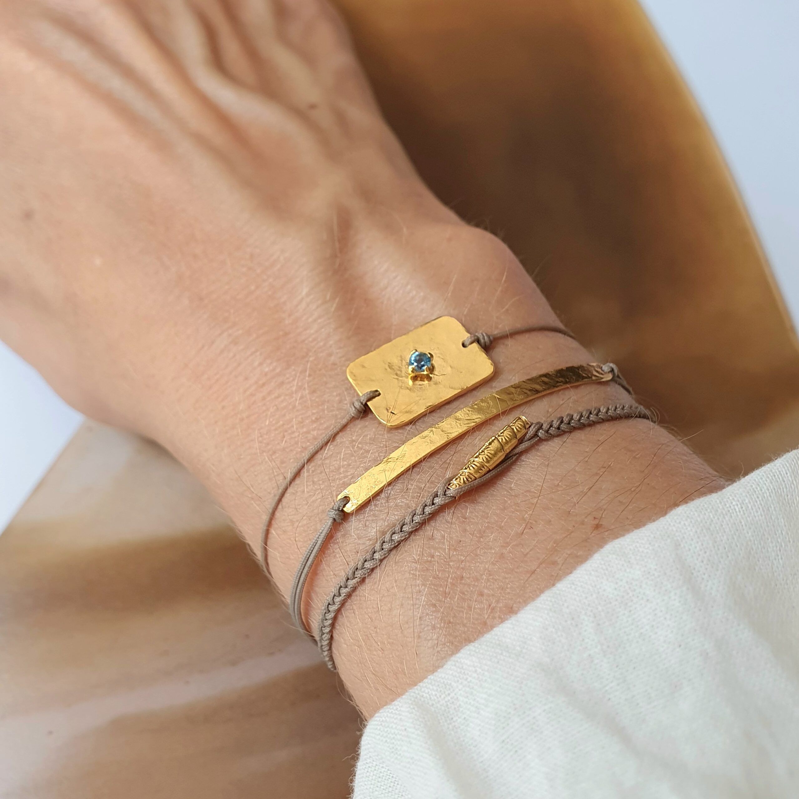 Bracelet Infini topaze bleue, bracelet barrette cordon kaki, bracelet pépite cordon kaki