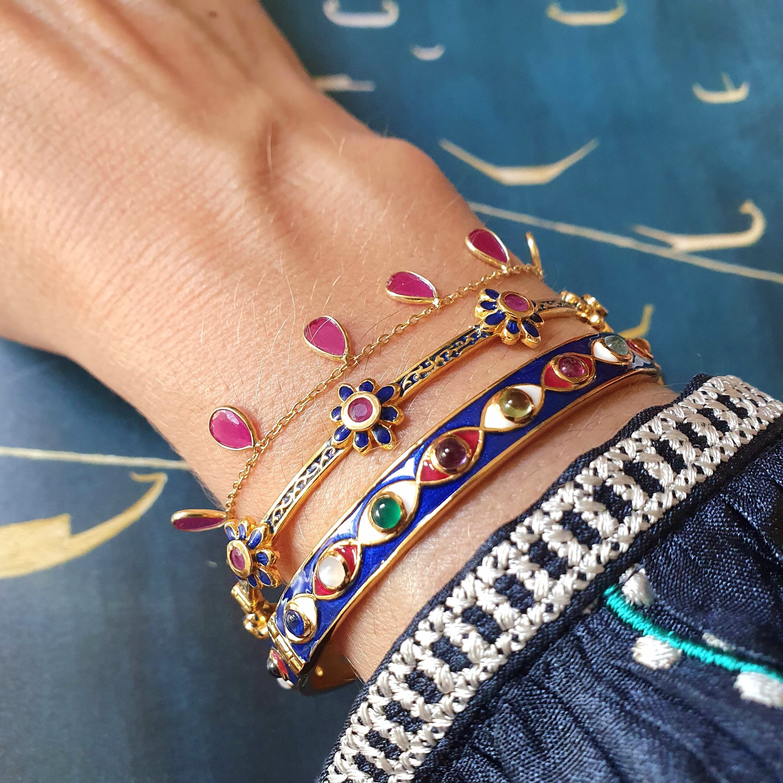 Bangle oeil émail bleu, bangle 6 fleurs rubis, bracelet pampilles rubis