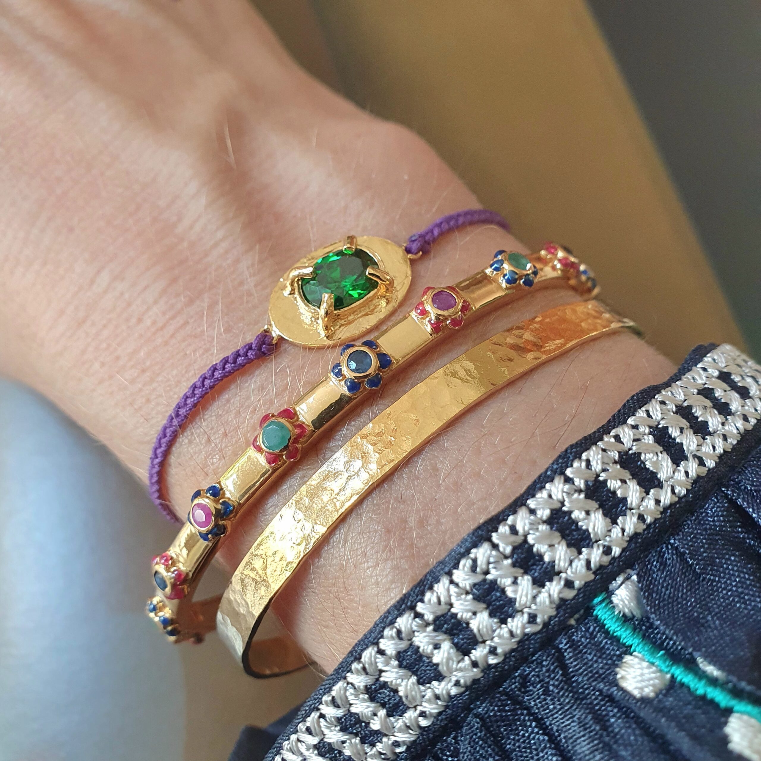 Bracelet Talisman violet onyx, bangle fleurs multicolores, bangle martelé 5 mm