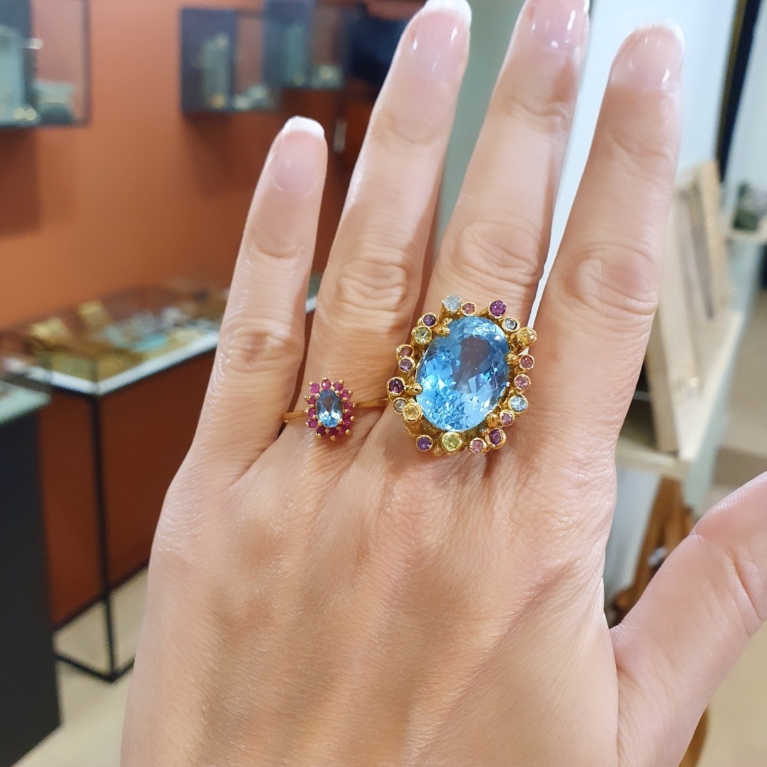 Bague Marguerite topaze et rubis et bague Céleste topaze bleue