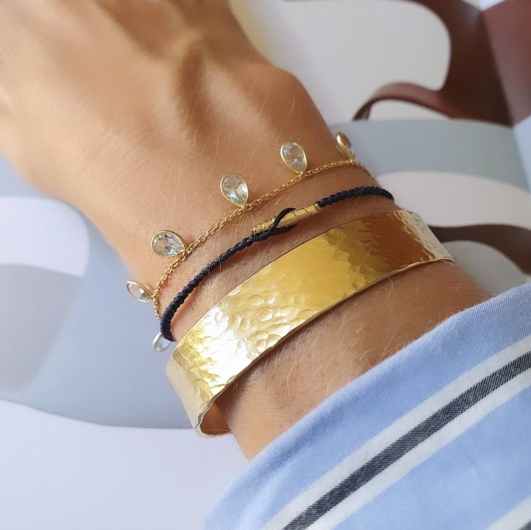 Bangle martelé 12 mm, bracelet pépite cordon marine et bracelet pampilles topaze